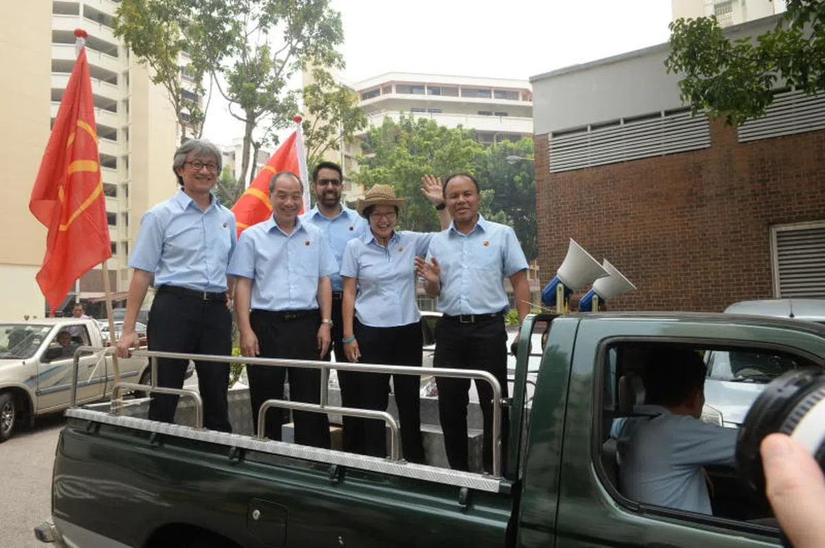   2015年大选。工人党五名候选人陈硕茂（左起）、刘程强、毕丹星、林瑞莲和莫哈默费沙，成功守住阿裕尼集选区，9月12日到实龙岗、巴耶利峇和后港答谢选民。（联合早报） 