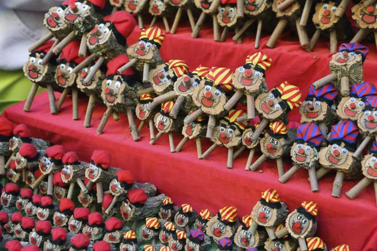  西班牙街头在圣诞节前都能看到造型逗趣的Caga Tió（拉屎的木头）。（互联网） 