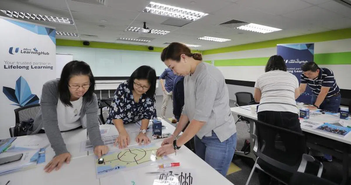  国人在技能创前程下学习职总推出的电脑编码培训课程。（海峡时报） 