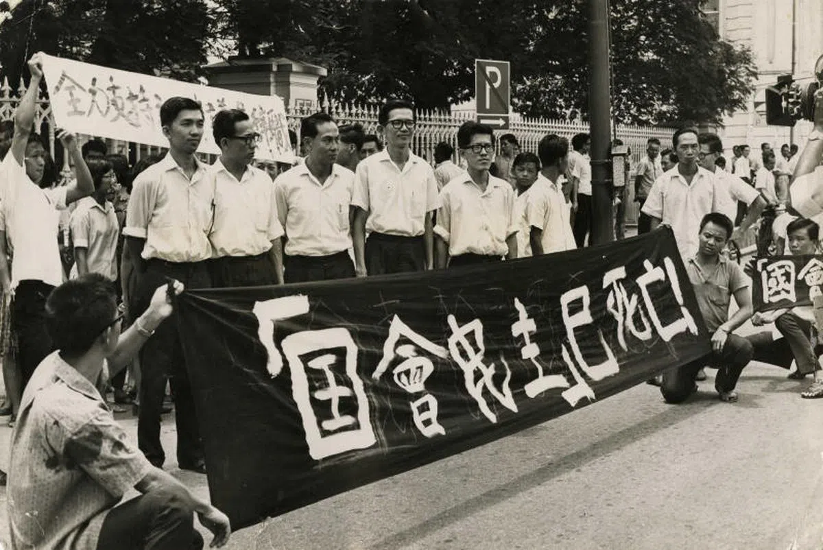 不满政府逮捕左派分子，社会主义阵线（社阵）议员从新加坡独立后便一直群起抵制国会。但因内部分化，部分议员随后退党，剩余社阵议员也于1966年辞去议席转向街头抗争，并在国会大厦前抗议。左起为社阵议员顾泱、王连丁、陈清动、谢太宝、傅孙力。（档案照）
