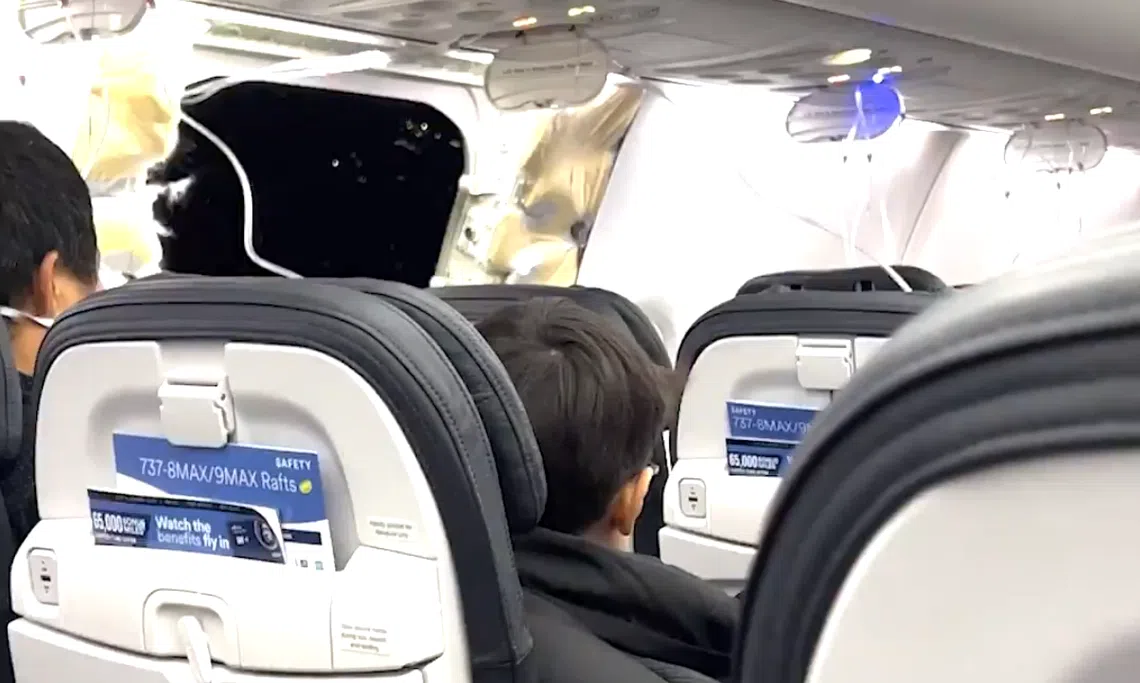 美国阿拉斯加航空旗下的一架波音737 Max 9型客机在飞行途中舱门脱落，所幸成功紧急降落，机上乘客和机组人员皆安然无恙。（视频截图）