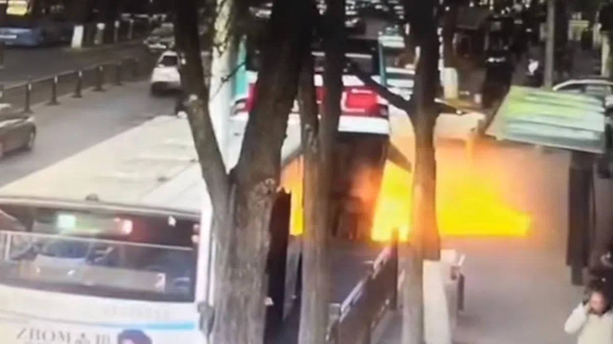  洞里发生爆炸。（视频截图） 