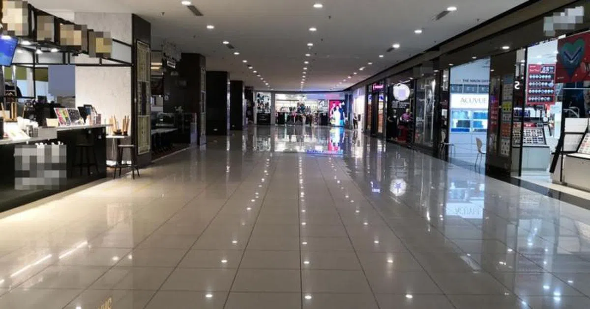  过去高度仰赖新加坡客及马国客工消费的商场如今门可罗雀。（东方日报） 