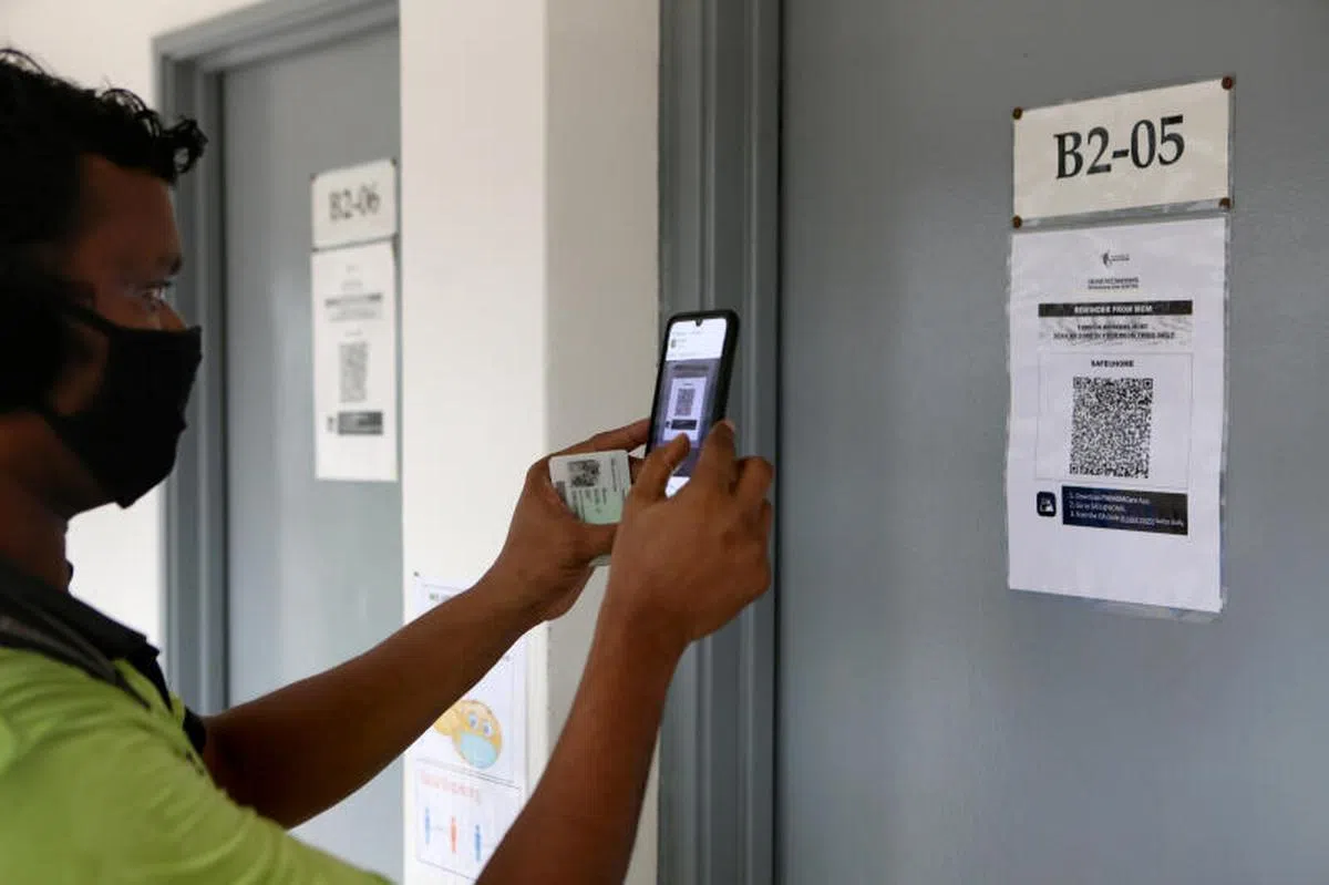  进入自己的房间之前也必须扫描“出入平安”（safe entry）。（联合早报） 