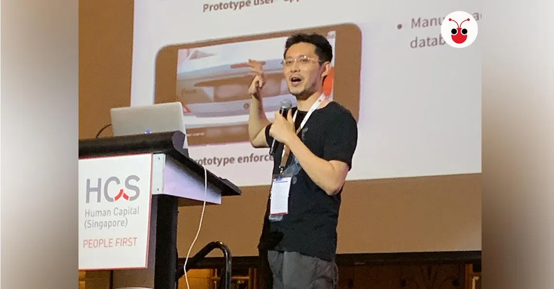 李显龙总理之子李鸿毅一身“IT男”打扮做公开演讲。（沈泽玮摄/曾庆祥制图）