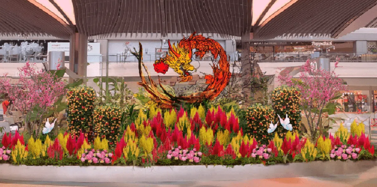 樟宜机场的新年装饰采用“花簇伴龙”的设计概念。（樟宜机场集团）