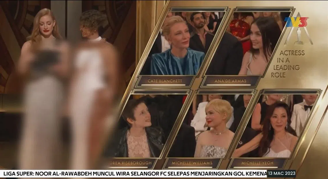  两位颁奖嘉宾荷尔贝莉（右）和洁西卡雀丝坦（左）全身除了脸部都被马国电视台刷上了马赛克。右下为杨紫琼。（视频截图）