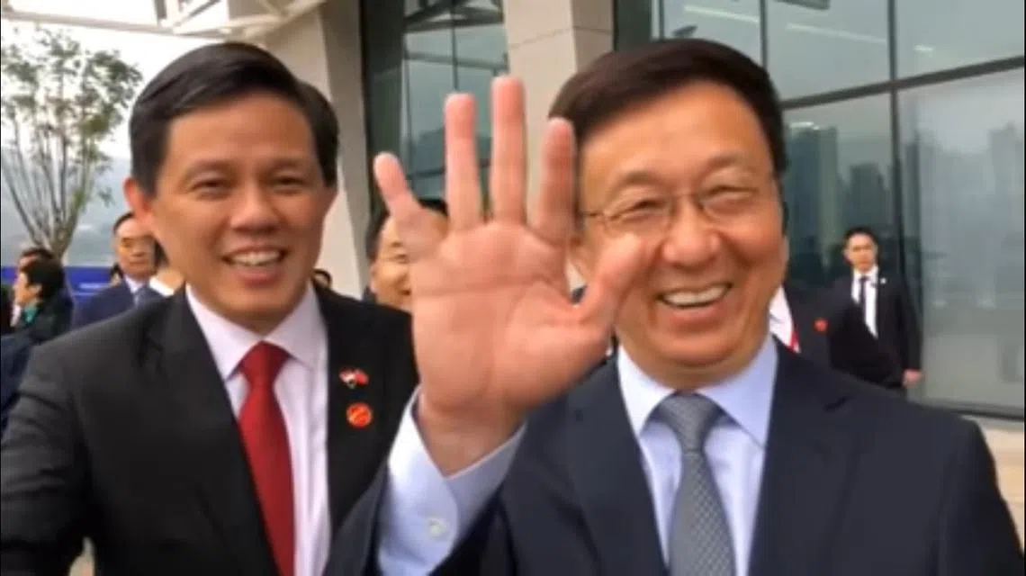 站在新加坡贸工部长陈振声身旁的中国副总理韩正（右）笑得很开心，非常大方自然地对着镜头轻轻动了动手指头“Say Hi”，跟新加坡观众热情地打招呼。（王瑞杰摄）