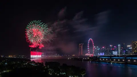 2020年国庆庆典烟花汇演。(海峡时报）