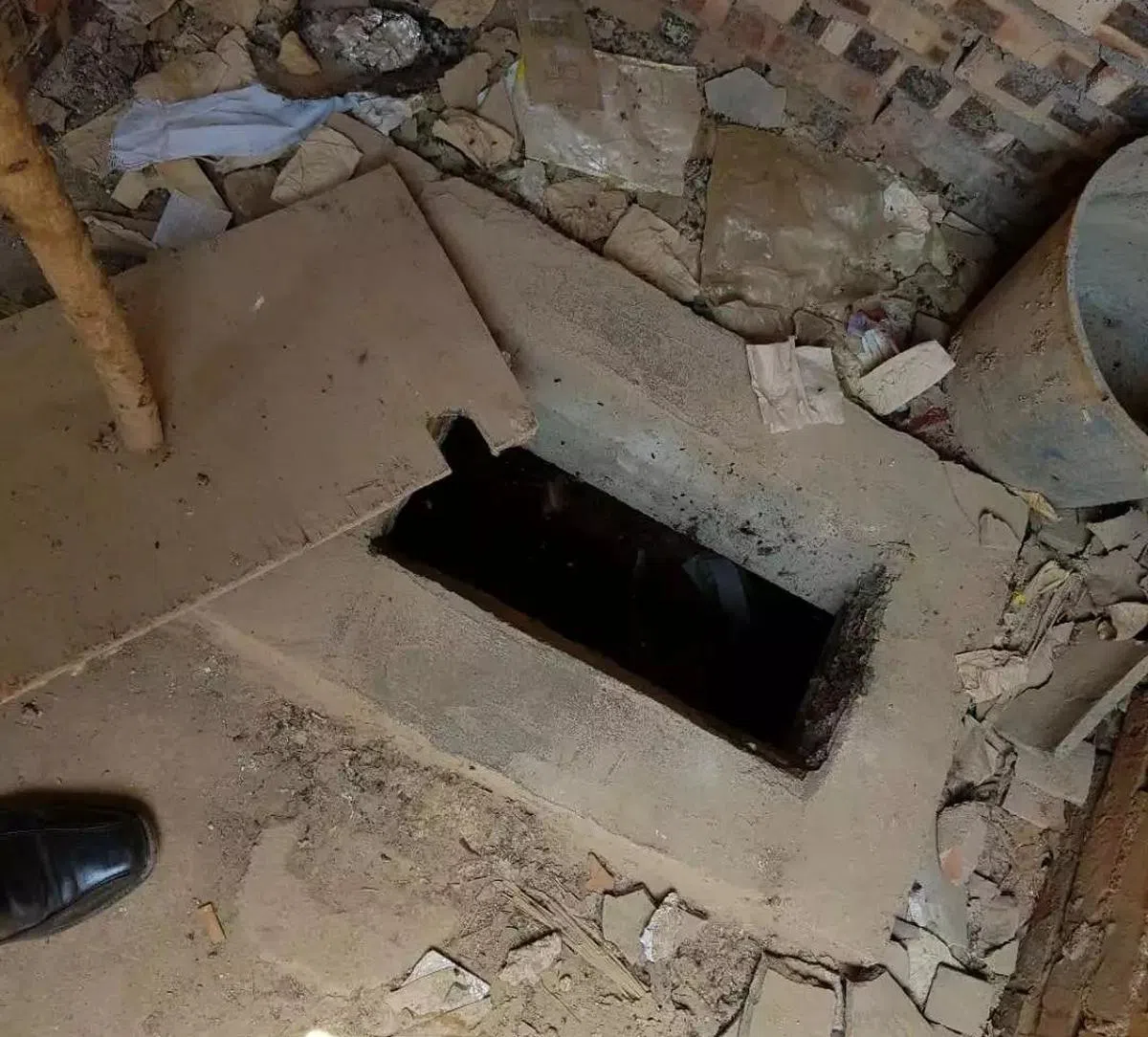  不少人家的厕所还是长这个样子。厕所先生问大家，为什么不弄个抽水马桶？答复是：这里没人有抽水马桶。（一席） 