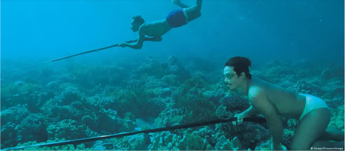 巴瑶人不需要任何潜水工具，可以潜入海底待上10多分钟捕鱼。（Imago/Oceans-Image）