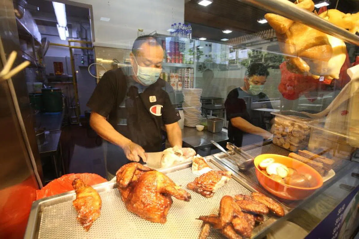  鸡饭摊摊主丘龙浩。（联合早报） 
