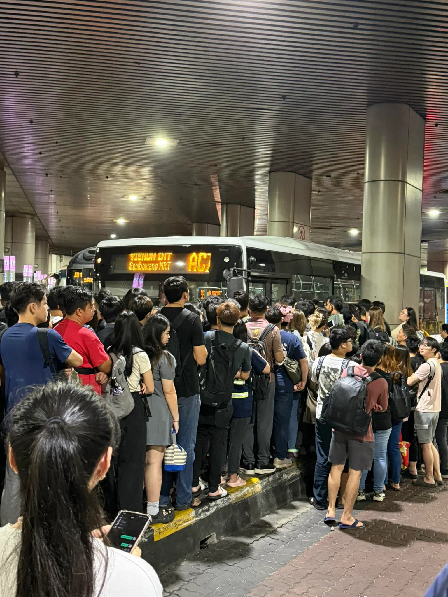 新山关卡巴士等候出混乱的排队方式，极容易引发冲突。