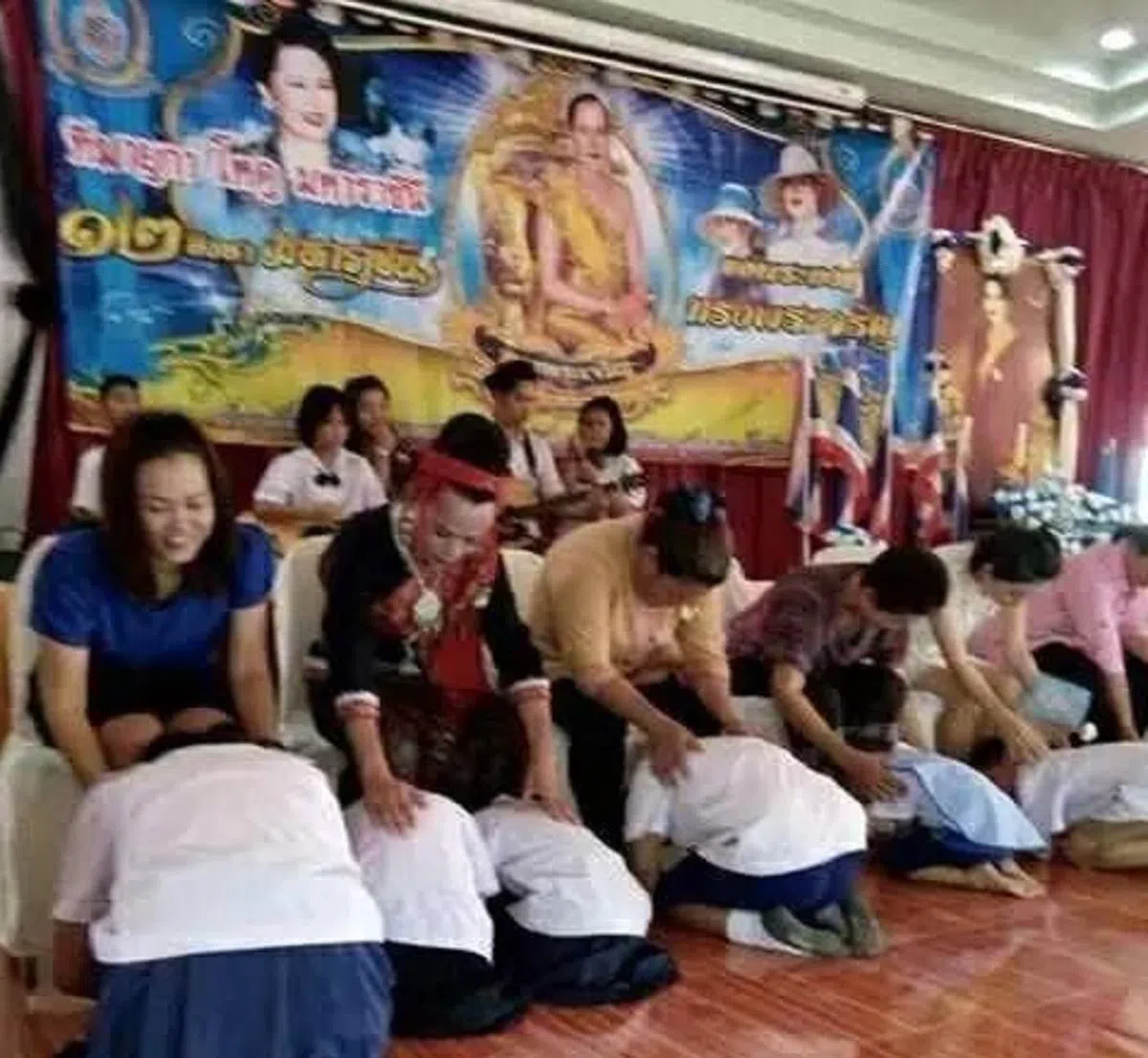 不得不说，这位男扮女装的爸爸（左二）在一众妈妈们之间毫无违和感。（互联网）