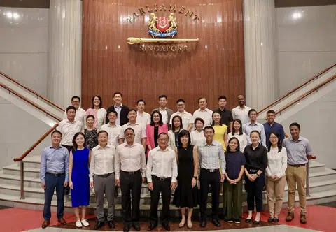 第十五届国会的“新手”议员们，5月29日到新加坡国会出席迎新会。前排左一、左二分别是工人党非选区议员刘宇扬和蒋佩姗。（新加坡国会议长谢健平脸书）