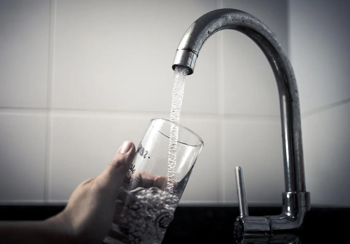 根据公用事业局网站，新加坡自1957年便在自来水中添加氟化物。（联合早报）