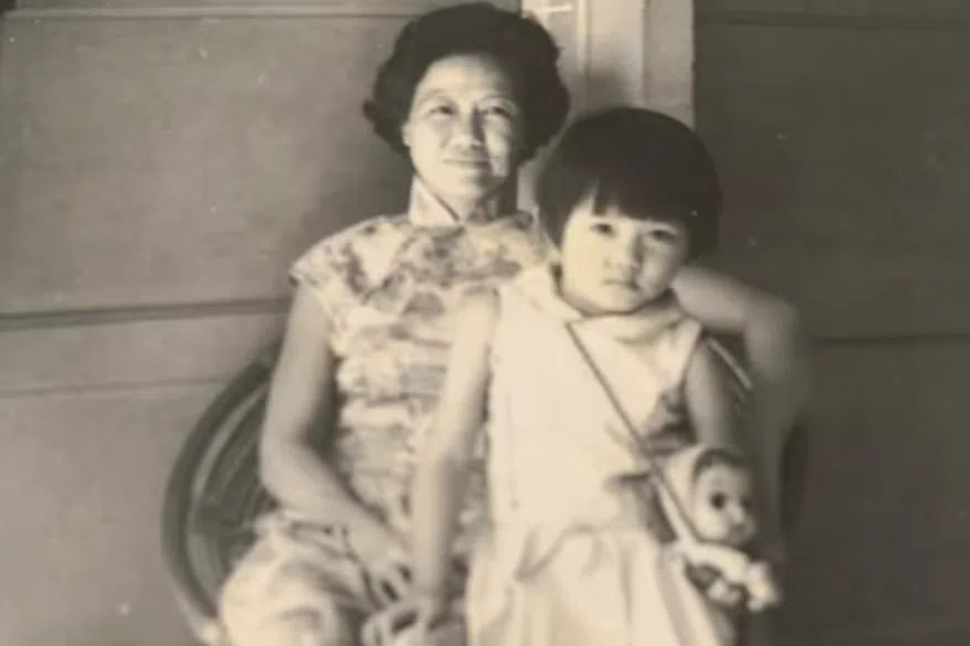 Lin Geok I 阿嬷的身份证上没有具体的日期和月份，与我们现在熟悉的身份证不同。那时的记录不够详尽，她的生日都是由母亲口头告知的。家人通常在六月为她庆祝生日。图为她和第10个女儿的合照。