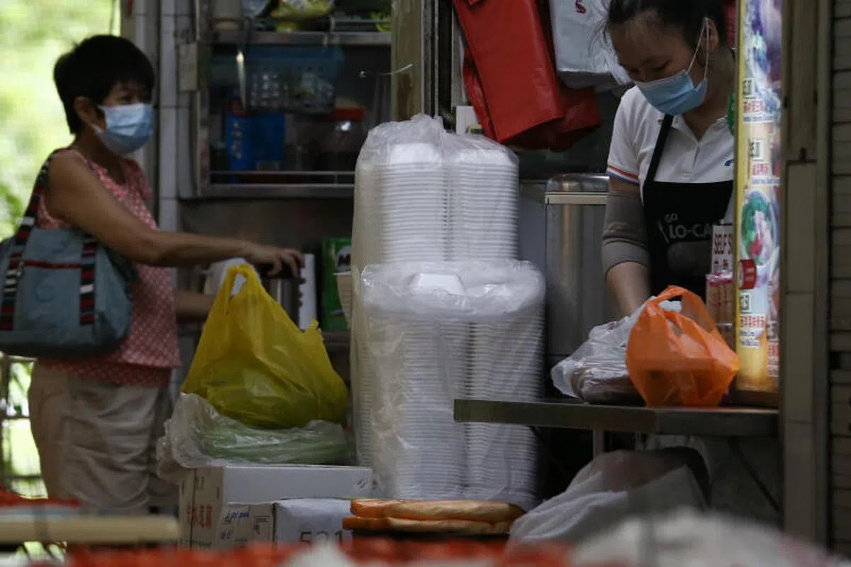  高警戒解封第二阶段禁止堂食，国人只能选择打包食物。（联合早报） 