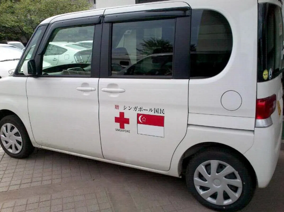  用我国善款采购来载送年长病患往返医院的迷你车，车身还印有我国国旗，并注明是"新加坡国民赠"。（联合早报） 
