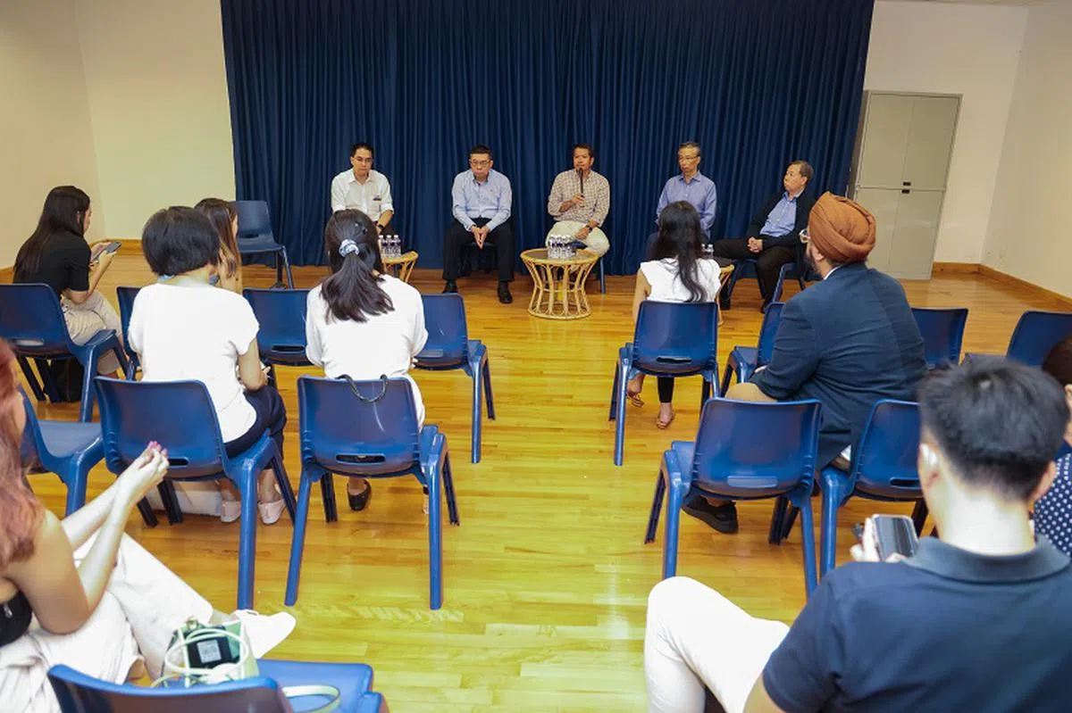 英华小学日前举办闭门对话会，解答校友和家长对学校2030年搬迁至登加的疑问。（联合早报）