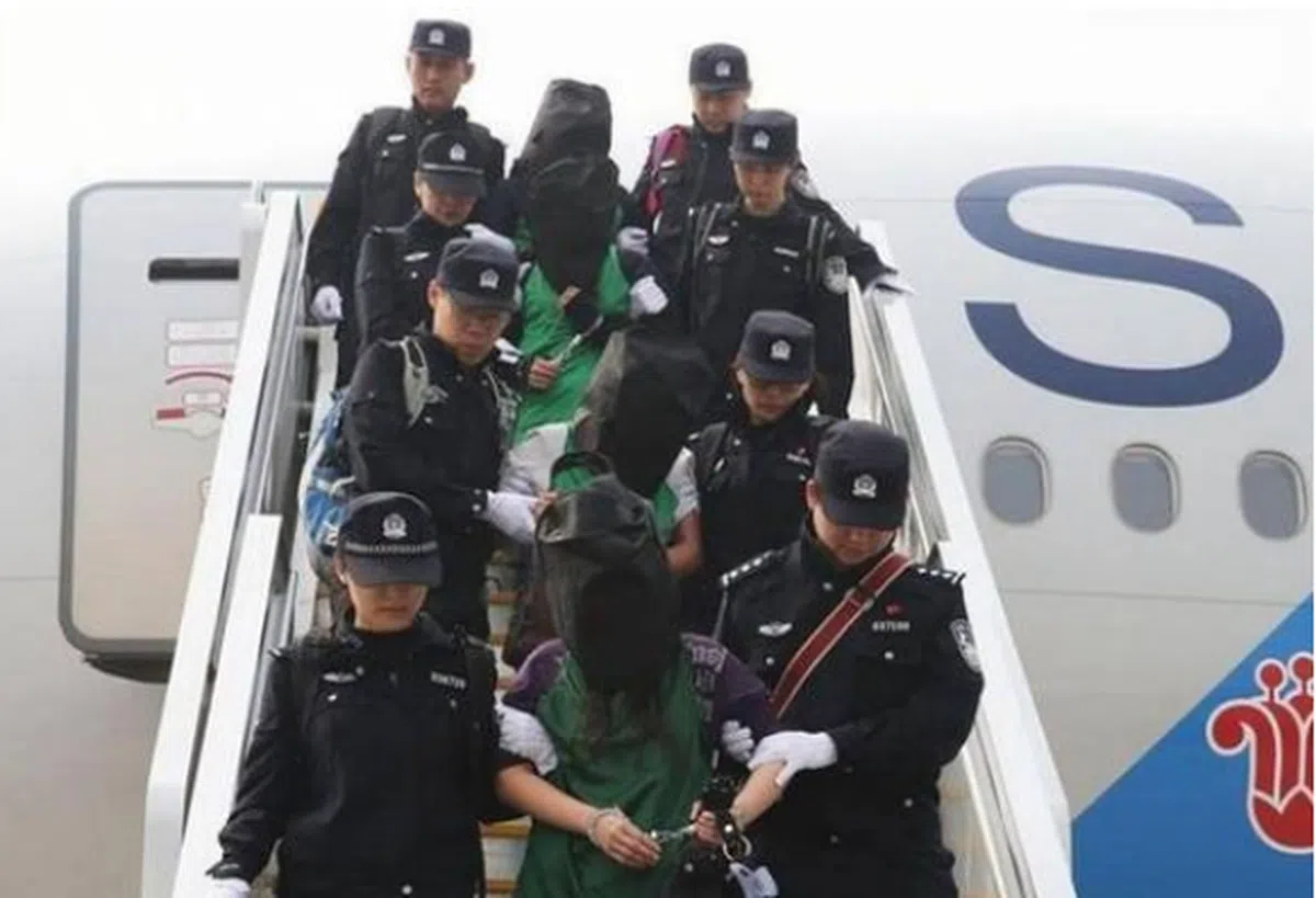  涉嫌参与肯尼亚电信诈骗案的嫌犯被遣送回国。（新浪网） 
