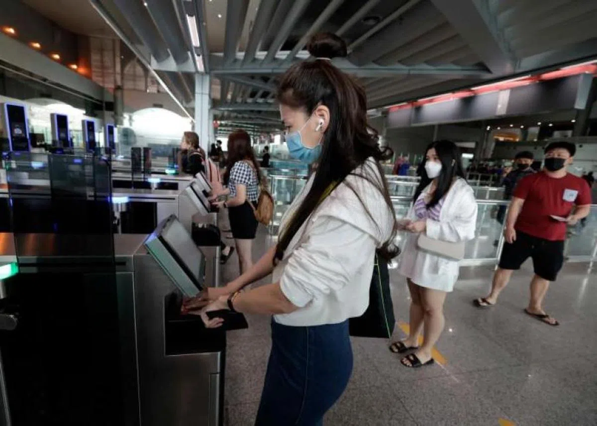 新山关卡开放狮城旅客使用自动通关本意是为了解决堵塞问题，熟料却反而让情况恶化。（马新社）