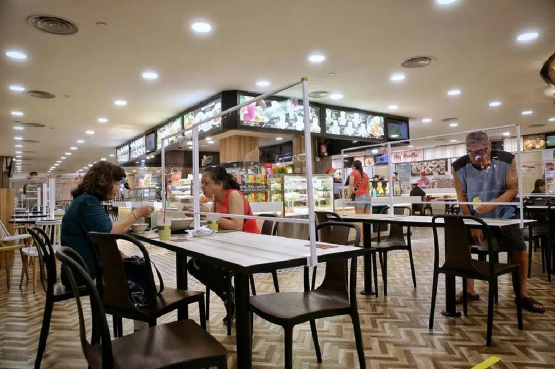 下周一（6月21日）起可以恢复堂食，但人数仅限两人。（海峡时报）