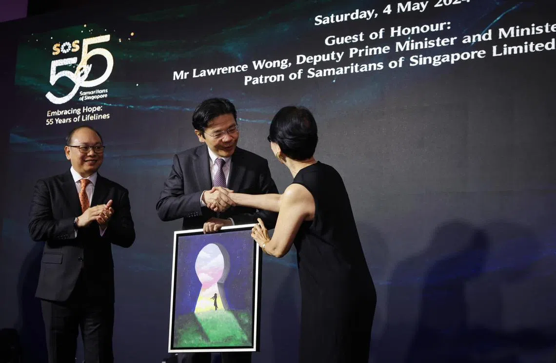 黄循财（中）5月4日出席新加坡援人机构（SOS）55周年庆慈善晚宴。（黄循财脸书）