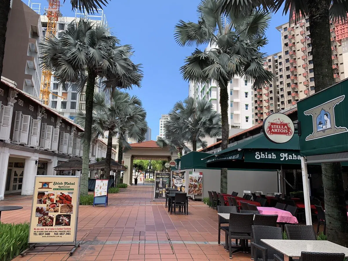 雅柏广场的两排店屋有不少酒吧。（刘智澎摄）