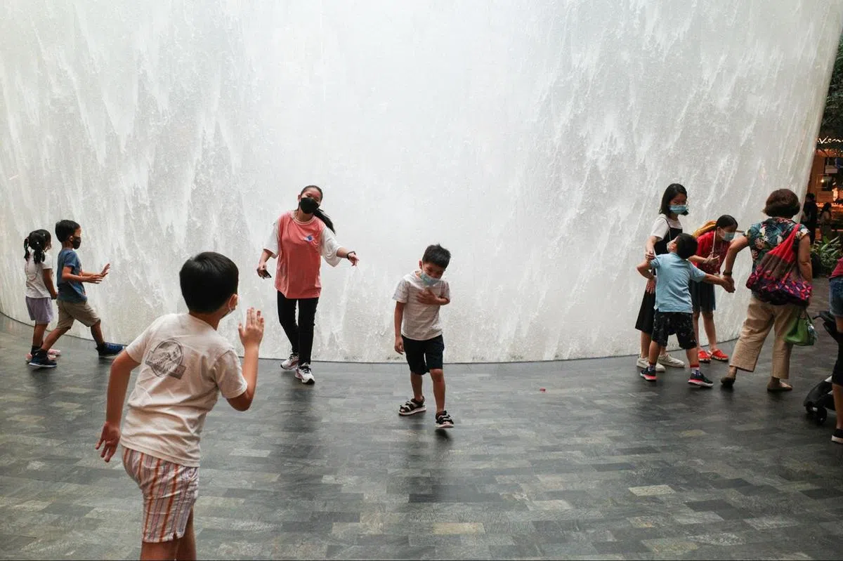 孩子们在星耀樟宜游玩。（联合早报）
