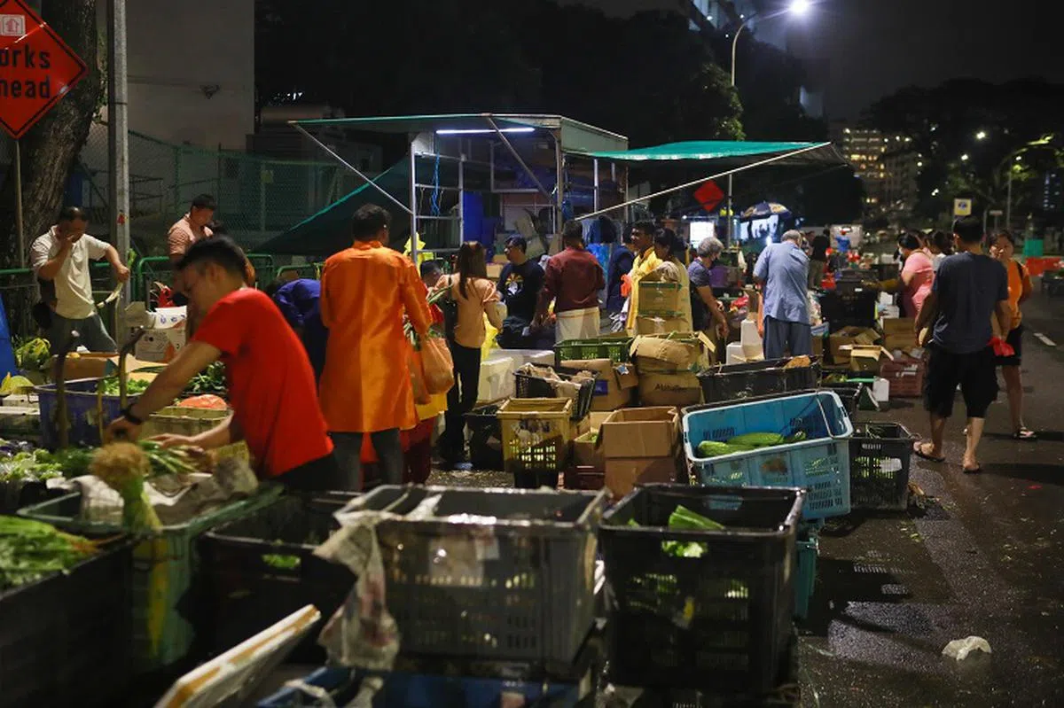 乌美工业区露天蔬菜批发市场的菜商，最迟须在8月31日结束生意。（海峡时报）