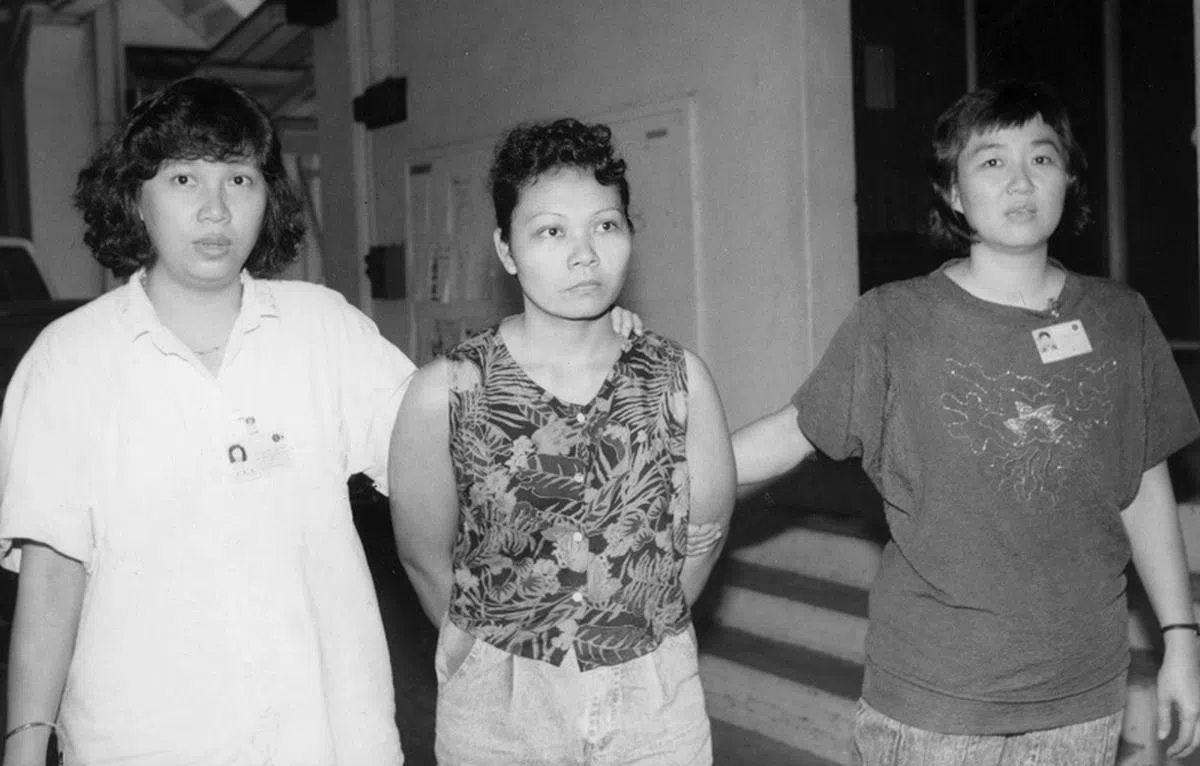 经过三年多次审讯与复审，高庭于1994年4月25日判38岁的菲律宾女佣弗洛儿·孔蒂普拉西翁（Flor Contemplacion，中）死刑。上诉失败的死囚弗洛尔于1995年3月被正法。（新明日报） 