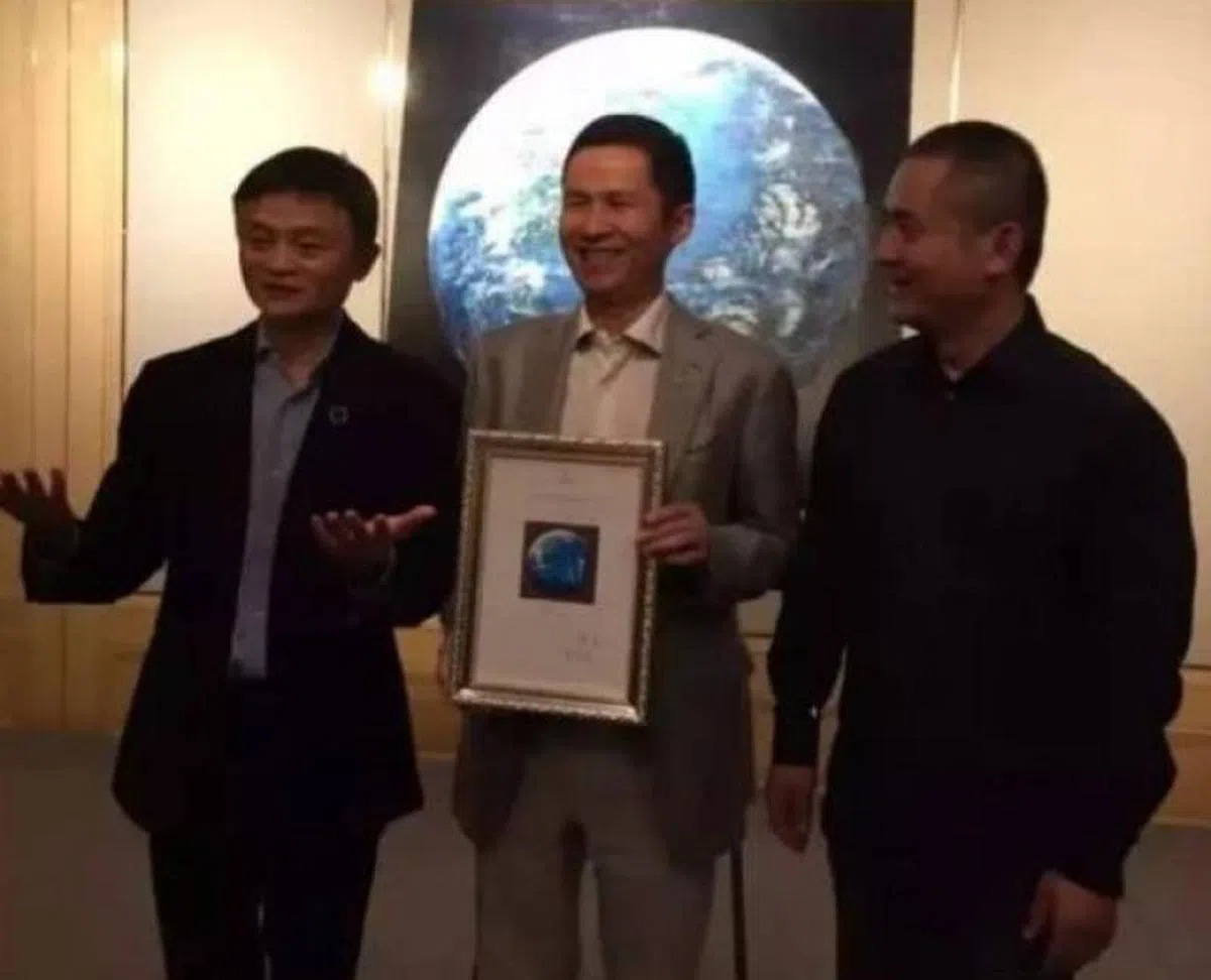  马云拍卖油画处女作《桃花源》，支持他的两个男人：买画的钱峰雷（中）、教画画的曾梵志（右）。（互联网） 