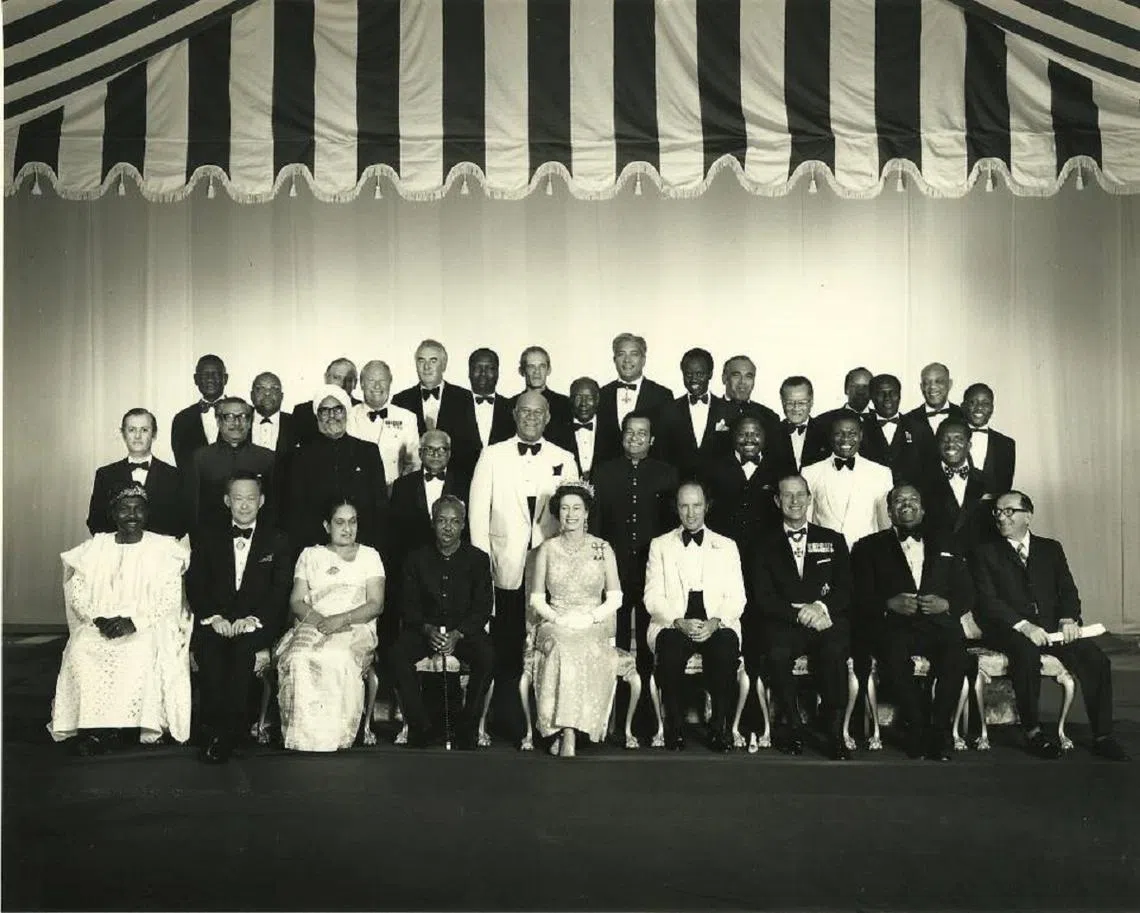 1973年共和联邦政府首脑合照。这一届会议，由建国总理李光耀（前排左二）率领新加坡代表团出席，已故英女王伊丽莎白（前排中位）则是首次出席共和联邦政府首脑会议。（取自脸书）