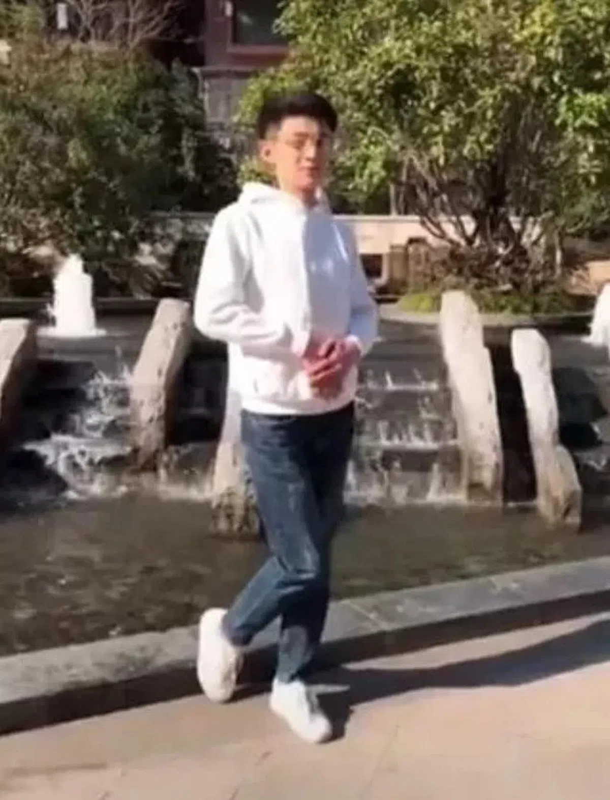  Pose（二）：收手一顿。手脚并用让自己看起来文静中带点俏皮。（互联网） 