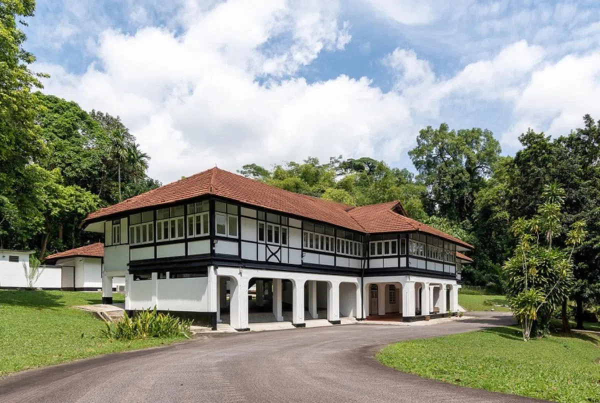 不少黑白洋房周围都是郁郁葱葱的树木，但租户也必须负责加以照顾。（土管局脸书）