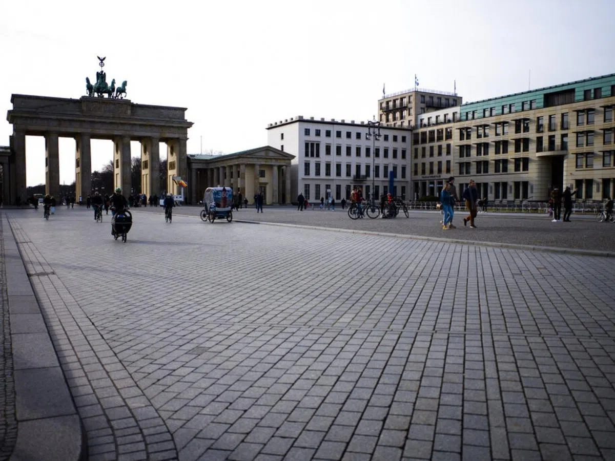  德国柏林中心的勃兰登堡门游客很少。（美联社） 