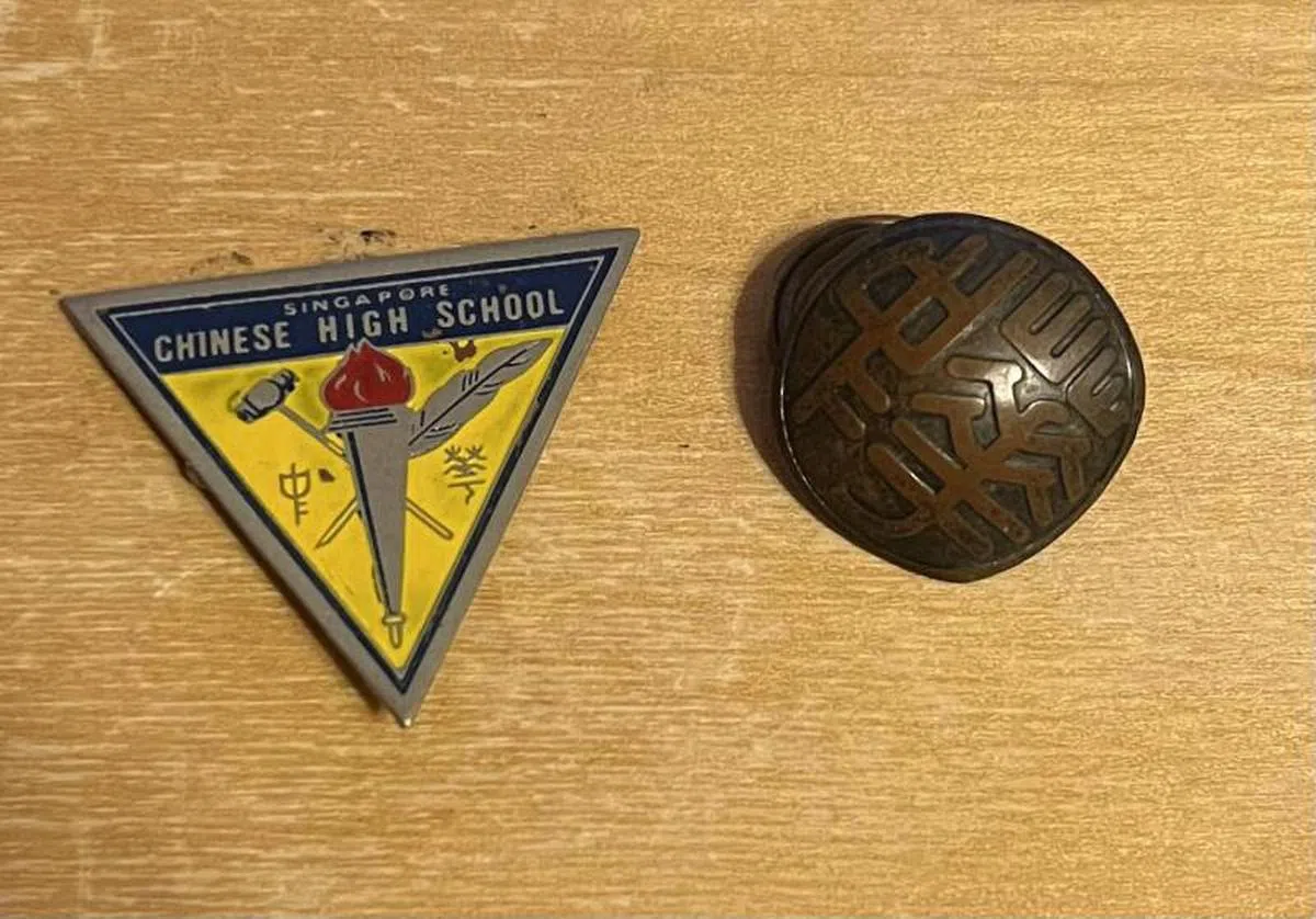 Cheng送给Julie的校徽和带有“华中”字样的铜扣。（Julie Kelly）