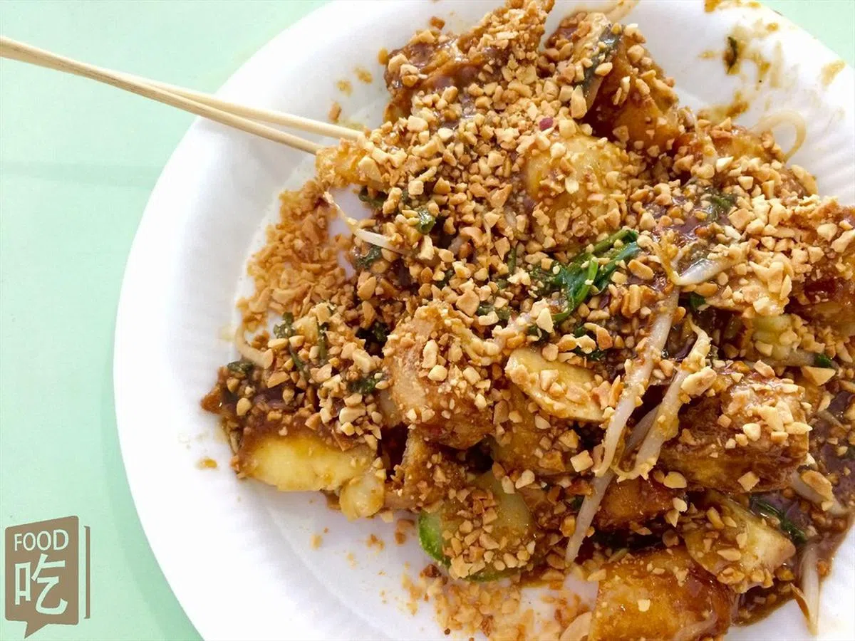  由不同水粿蔬菜放入虾酱混合出来的本地特色菜——罗惹。（FoodChiak） 