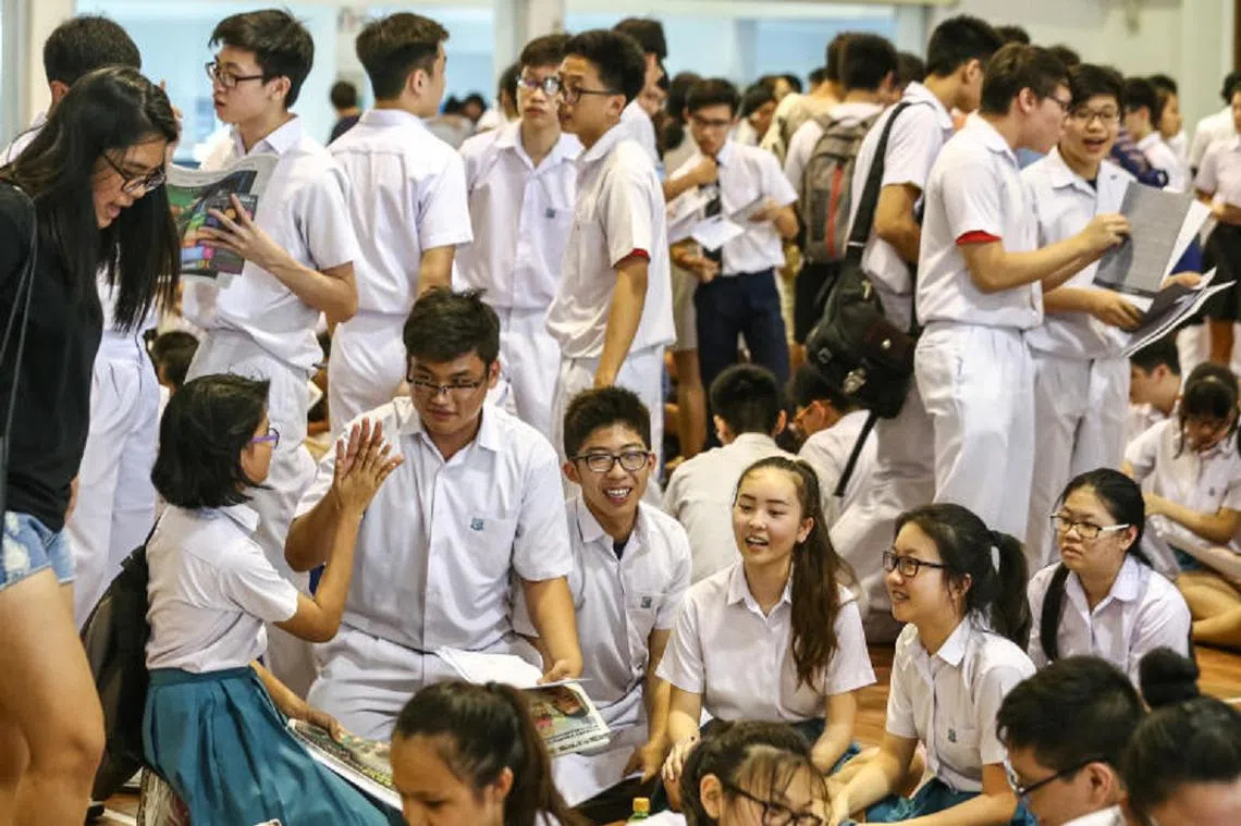 2015年O水准会考成绩放榜，考获至少五科及格的比率达83.8%，是20年来的最佳纪录。（联合早报）