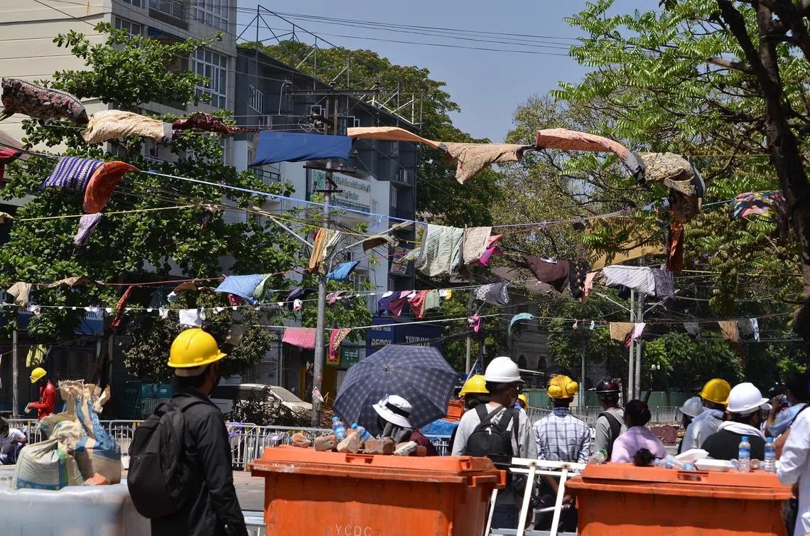 缅甸示威者在街头摆起“筒裙阵”，到处高挂女人的筒裙、衣服和内衣等，军警一时之间不敢轻举妄动。（Hnin Zaw推特）