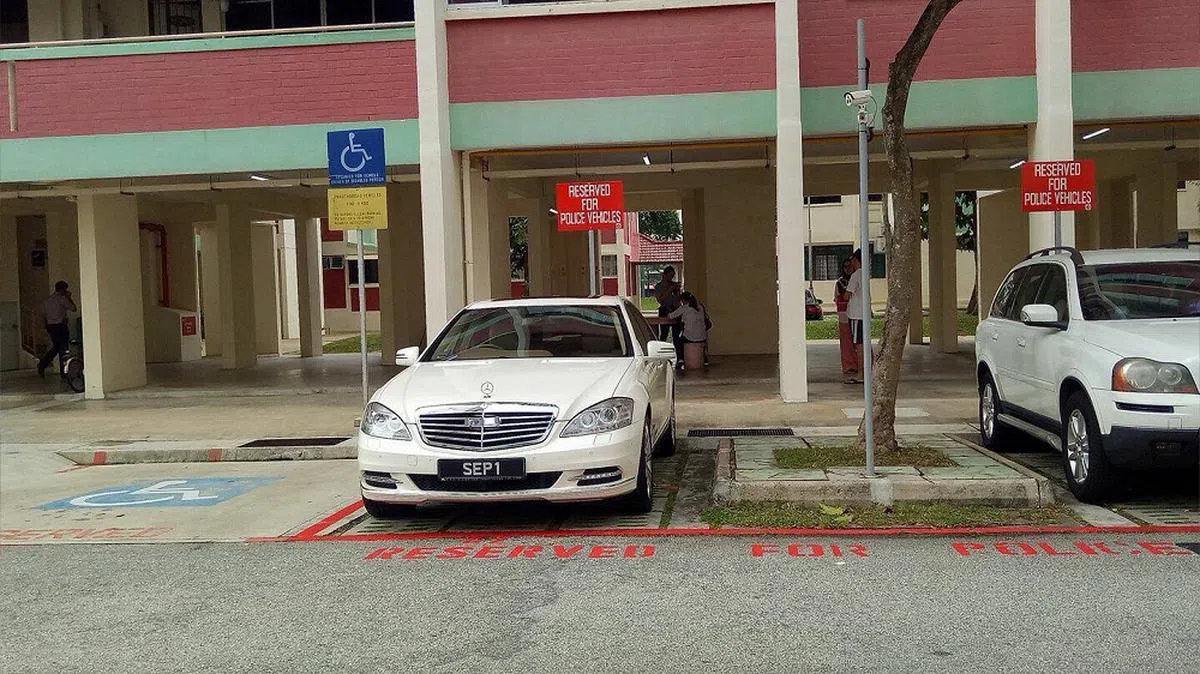 新加坡第八任总统哈莉玛就任之初，仍住在位于义顺4巷的组屋，总统座车当时停放在她居住的组屋楼下。（每日新闻）