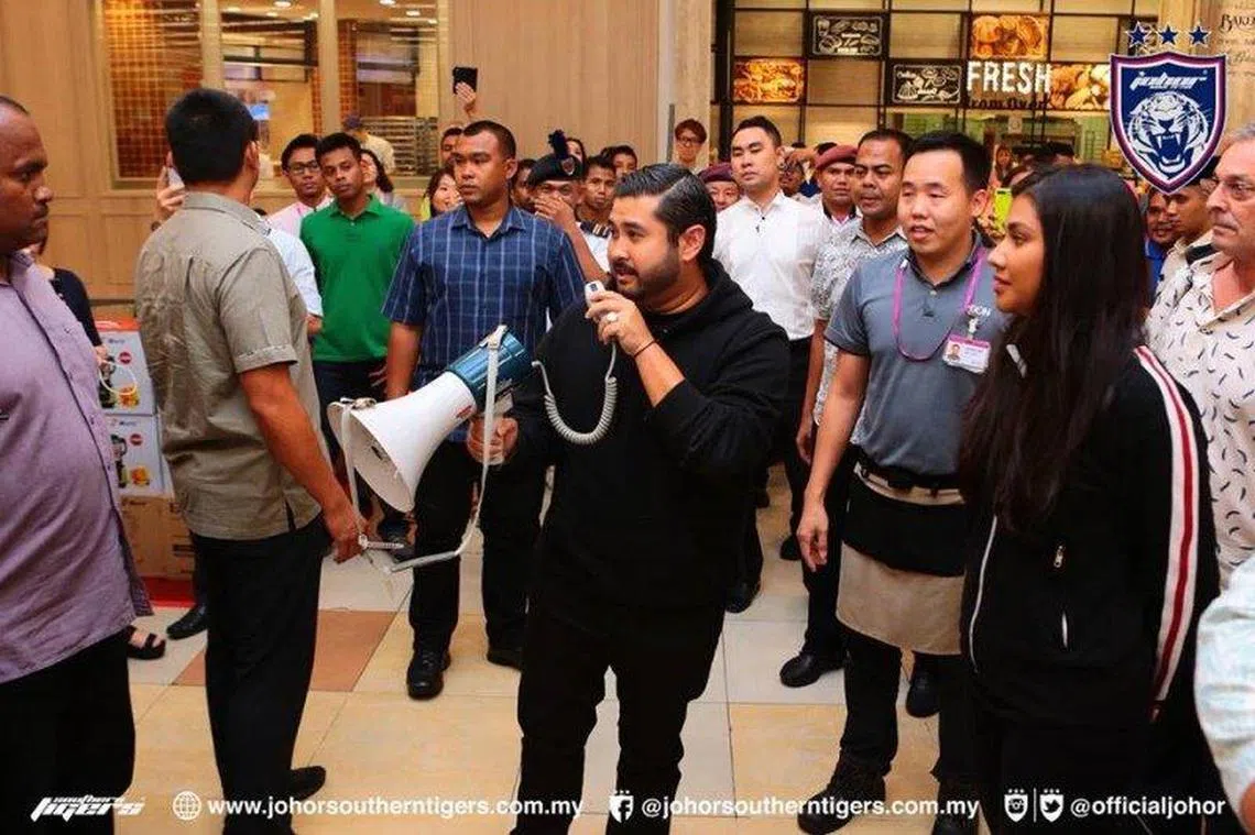 柔佛王储11日在柔佛州永旺地不佬商场赞助34万新元，让现场民众每人可购买最多约1000新元的日常用品。（Johor Southern Tiger面簿） 