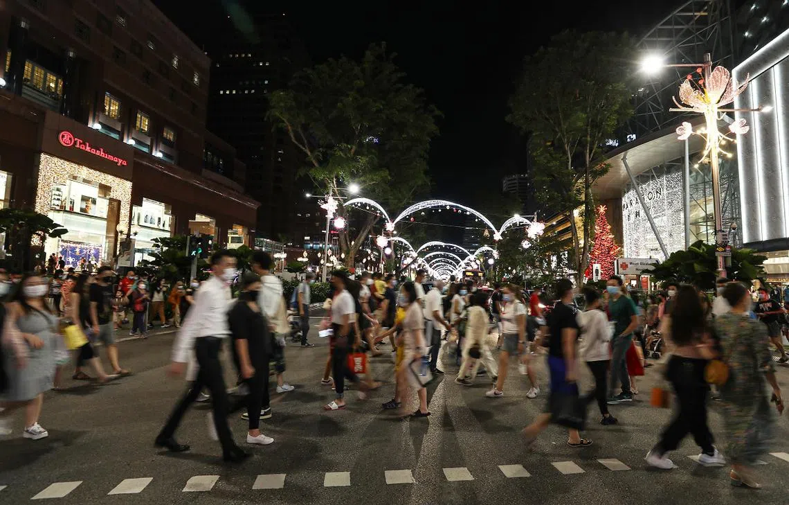 新加坡乌节路恢复昔日人潮。（商业时报）