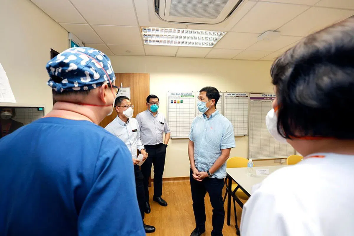 卫生部长王乙康（右二）23日走访樟宜综合医院，与医护人员交流。（取自面簿）