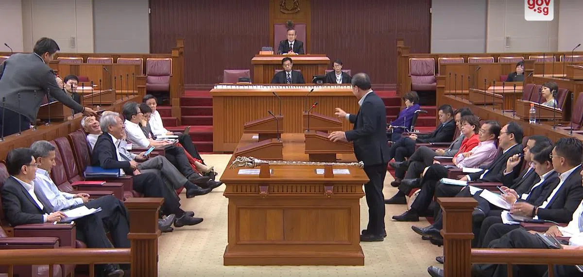  再注意左边，黄志明发言完毕后，将平板电脑传给总理。（视频截图） 