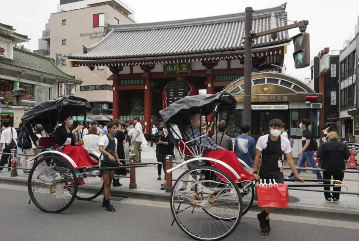 “小鲜肉”车夫是日本人力车的一大卖点。（欧新社）