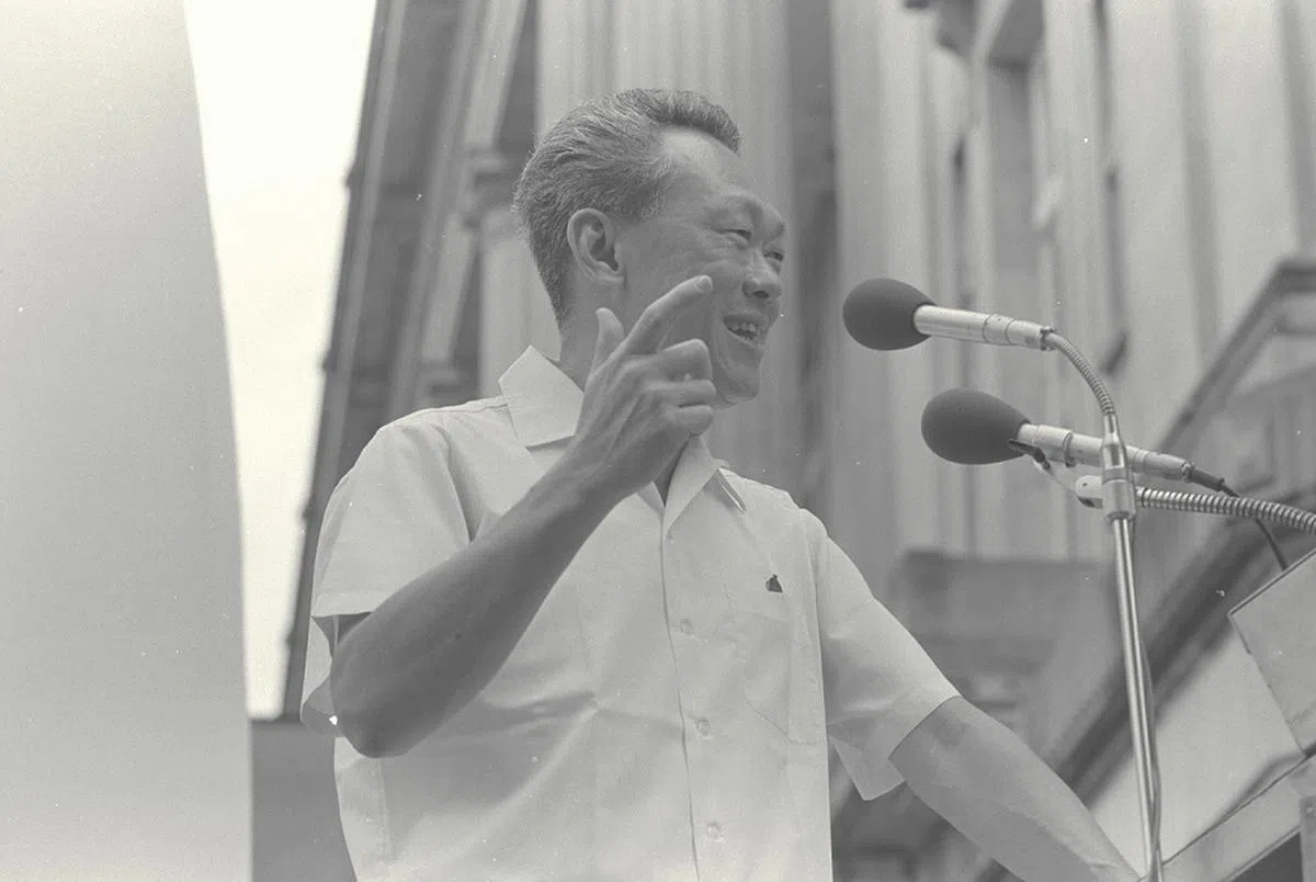 建国总理李光耀在1976年的一场竞选集会上发表演讲。（海峡时报）