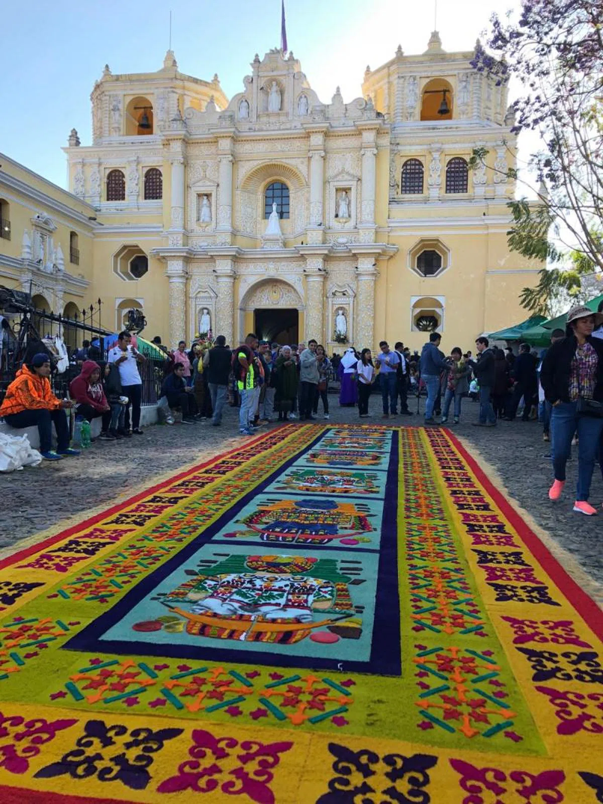 教堂外也同样铺上了漂亮的“地毯”。（叶孝忠摄）