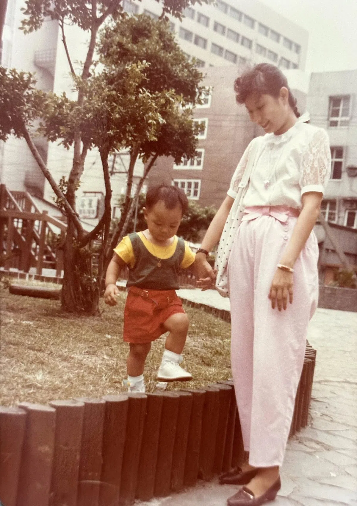 王雯莲与年幼的许护竞。（许护竞提供）